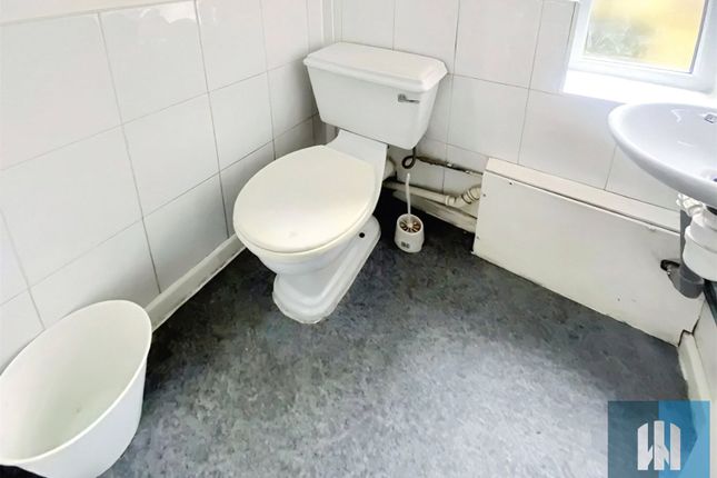 Room 2, 65, Woodhouse Hill, Huddersfield photo 5