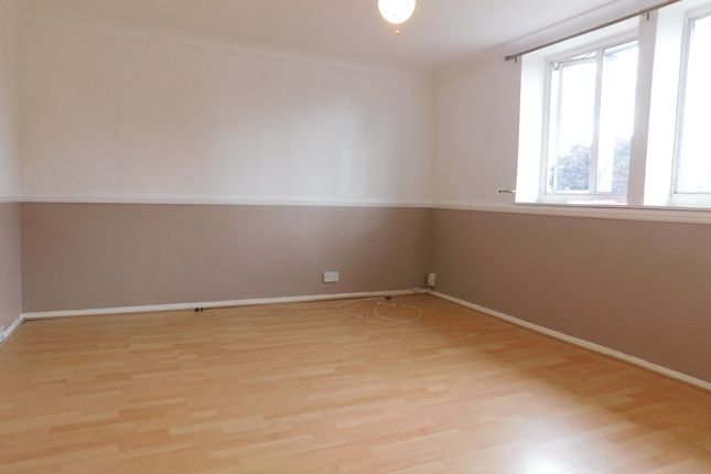 Thumbnail Flat to rent in Lillieshall Road, Morden, Surrey