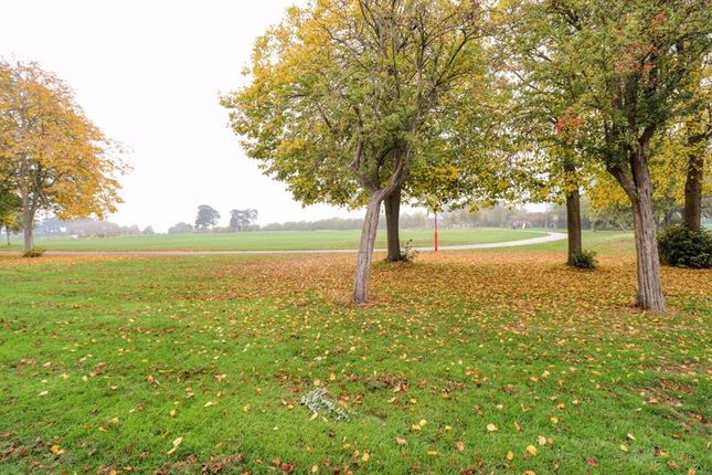 17, Shaftesbury Crescent, Milton Keynes photo 3