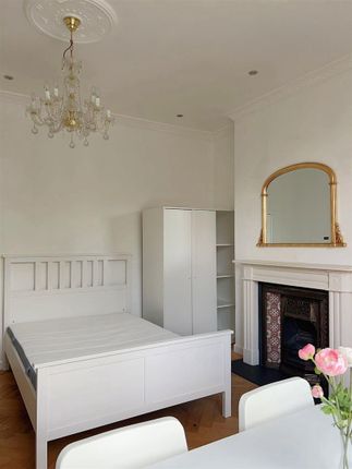 3-bed house on Flat 47 Flanders Mansions, Flanders Road, London, £3,000/mo