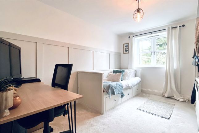 Flat for sale in Carter Court, Hook
