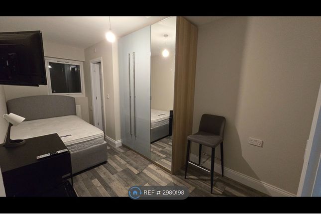 Room, Warbreck Moor, Liverpool photo 3
