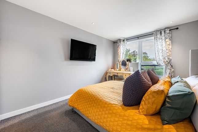 Flat for sale in Redwood Cout, Leatherhead, Surrey