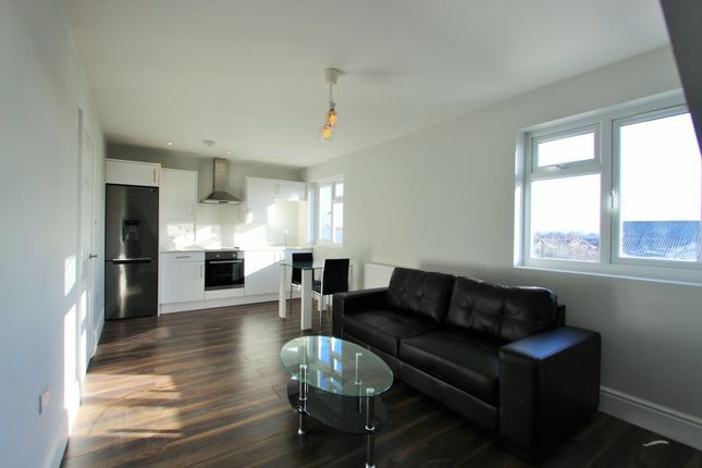 Flat to rent in Brownlow Road, London