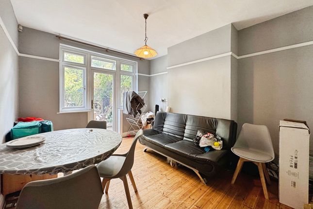99 Colin Crescent, London photo 3