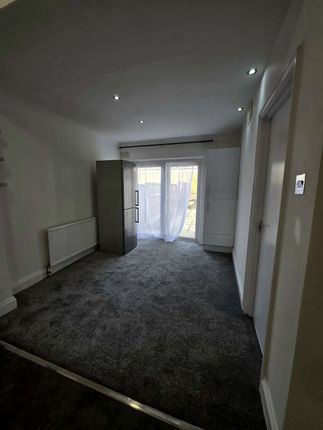 12 Flat A, Empress Avenue, Ilford, Essex photo 3
