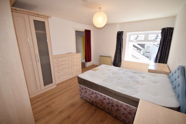 Flat to rent in Flat 6, Red Gables