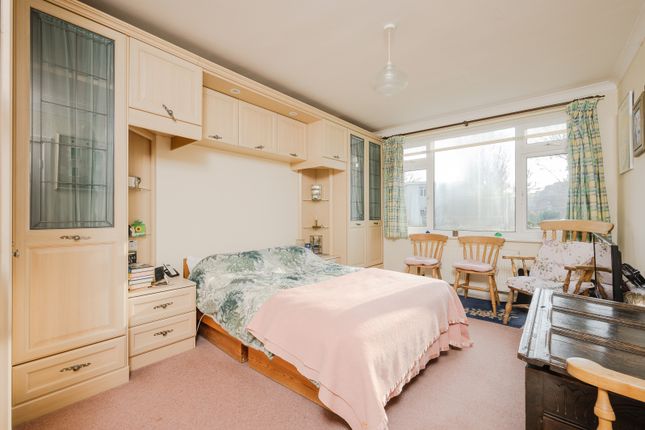 3, Lake Close, Wimbledon photo 2