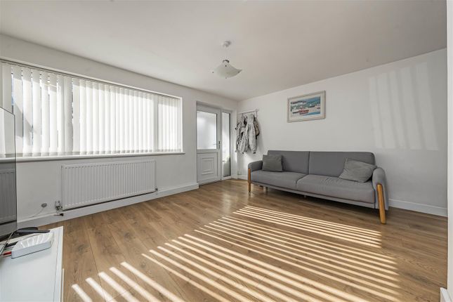 1 Barclay Court, Seymour Road, Slough photo 3