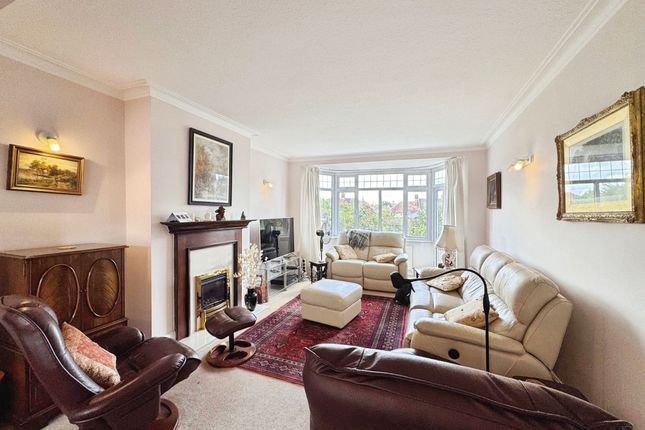 32 Hillside Gardens, Edgware photo 2