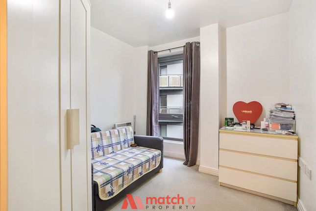 Flat for sale in Victoria Road, Acton, London