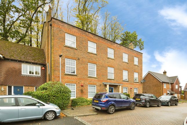 Spring Close, Crawley photo 2