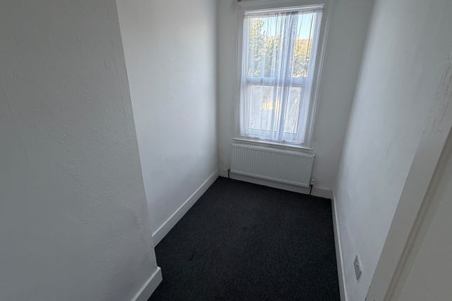 30, Dersingham Avenue, London photo 3