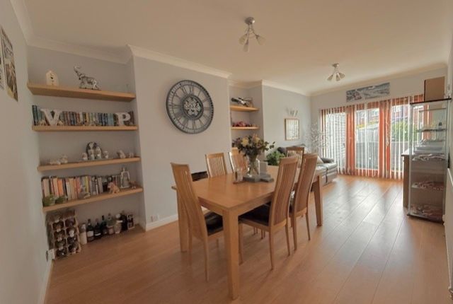 2, Hythe Field Avenue, Egham photo 4