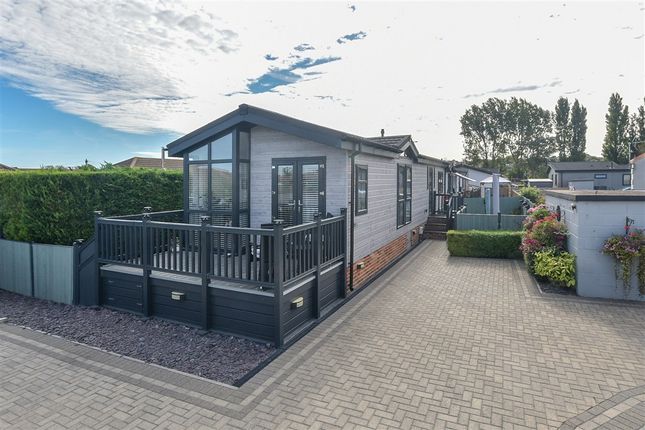2-bed caravan on The Broadway Minster-On-Sea, Sheerness, £160,000