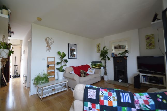 Thumbnail Flat to rent in Cantwell Road, London