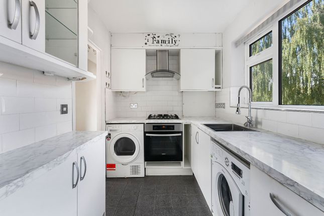 20,, Lambs Close, Cuffley photo 3
