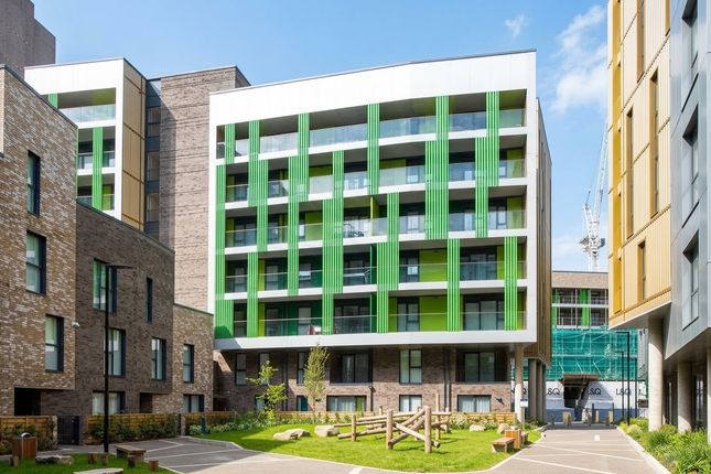 2-bed house on 3, London, £2,135/mo