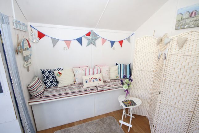 B10  Beach hut, South Beach Road, Hunstanton photo 5