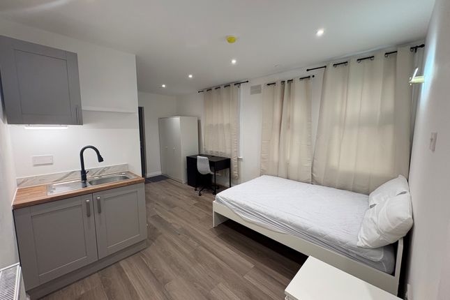 room 6, NEWPORT photo 2