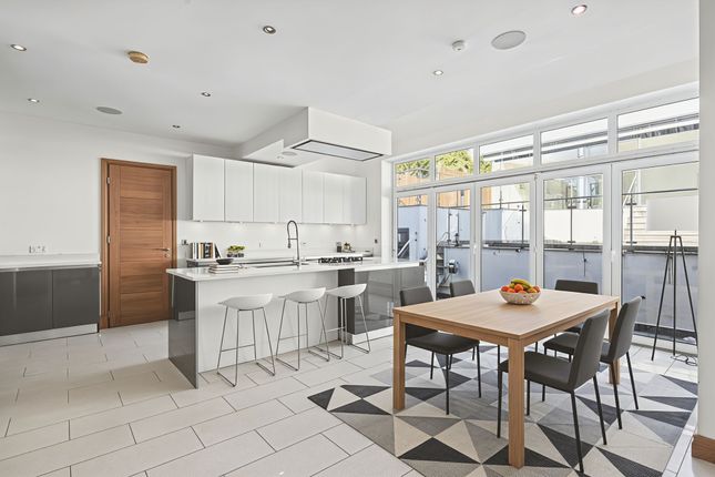 11 Alexander Avenue, London photo 3