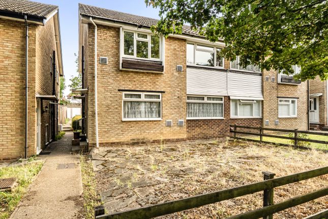 2-bed flat on 11A, Blakes Lane, Kingston upon Thames, £160,000