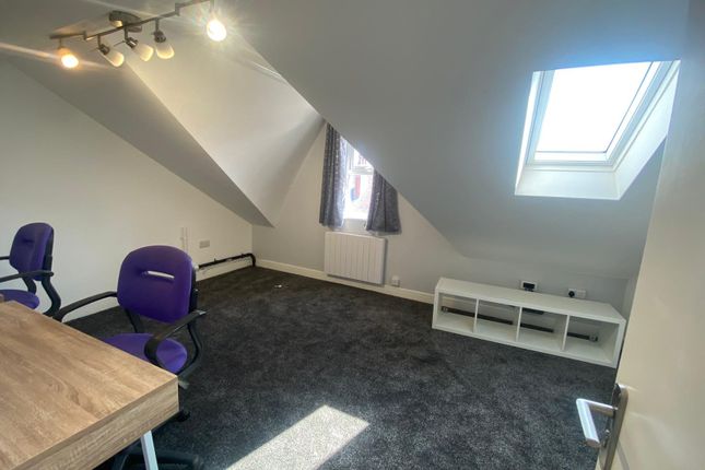 Flat to rent in Burchett Place, Leeds, West Yorkshire