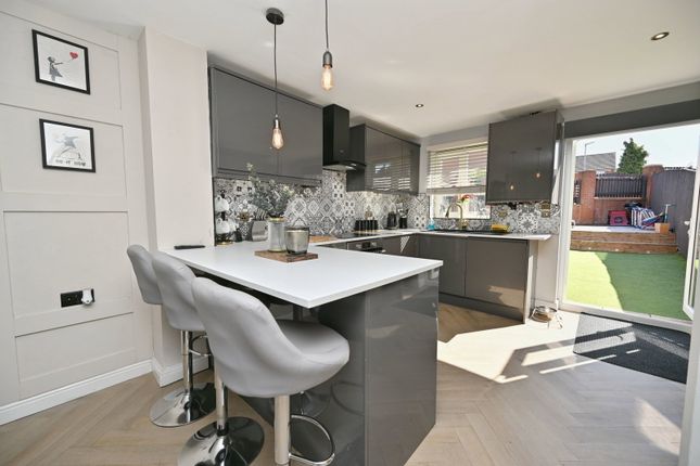 3, Oakroyd Crescent, Barnsley photo 3