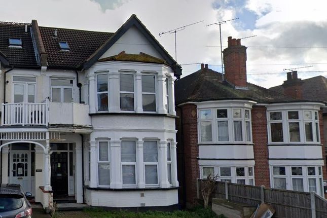 Thumbnail Flat to rent in Cobham Road, Westcliff-On-Sea