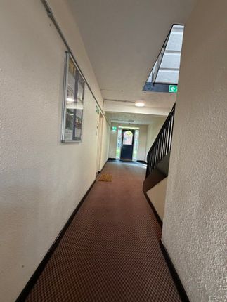 8 Reeves Court, Canterbury Gardens, Salford photo 2