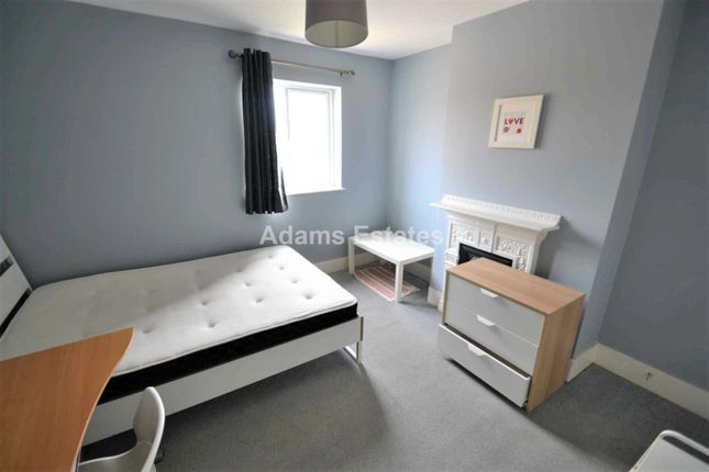 Terraced house to rent in Basingstoke Road, Reading