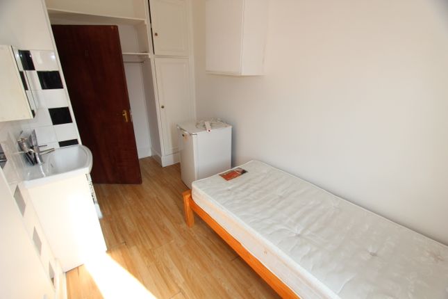 Room to rent in High Road, London