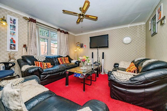 127, Olympic Close, Bedfordshire photo 3