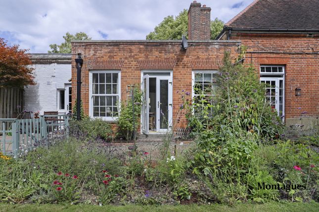 1-bed flat on 4 Spriggs Oak, Palmers Hill, Epping, £395,000