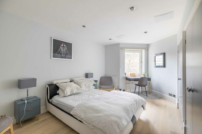 Flat to rent in Warren House, Kensington