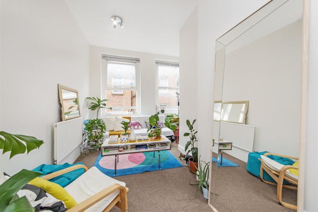 Thumbnail Flat to rent in Hanbury Street, London