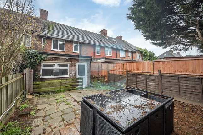 253, Watling Avenue, Middlesex photo 3