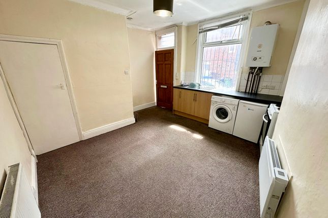 4, LEEDS photo 2