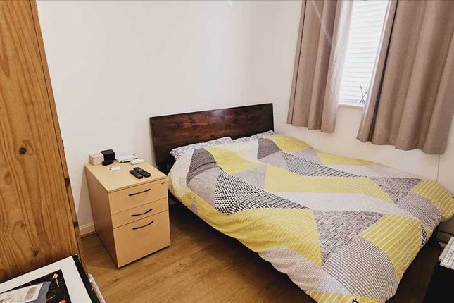 18, Magnolia Gardens, Edgware photo 2
