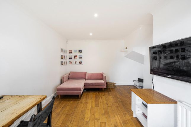4, Neville Close, Banstead photo 2