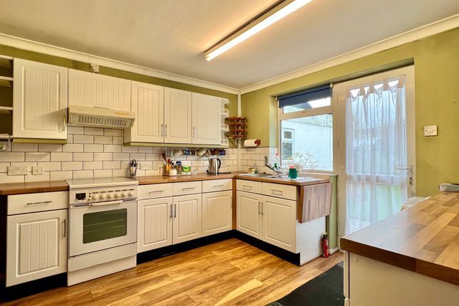 6, The Grove, Henlade - NO onward chain! photo 3