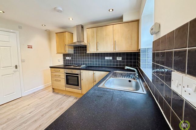 21 Lowerhouse Lane, Burnley photo 3