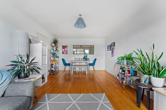 Flat for sale in Beddington Gardens, Wallington