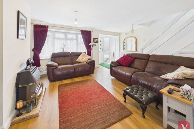 2, Barking Close, Luton photo 3