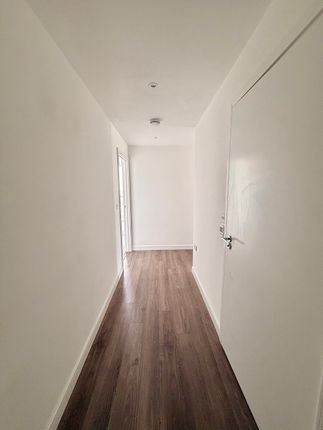 378 Pinnacle Apartments, Saffron Central Square, Croydon photo 4