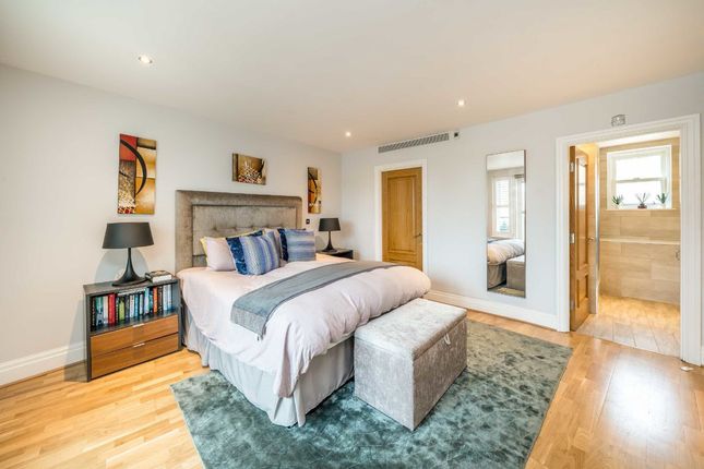 Flat for sale in Imperial Crescent, Imperial Wharf, London