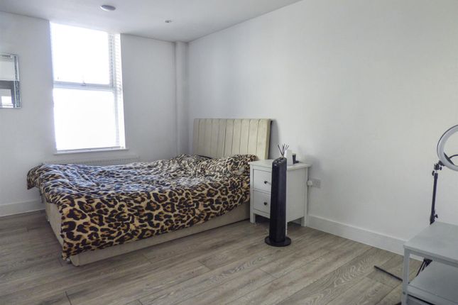 Flat 2, The Willows, 8 Willowdale Centre High Street, Wickford photo 4