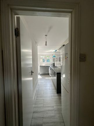 27, Holden Close, Dagenham photo 5