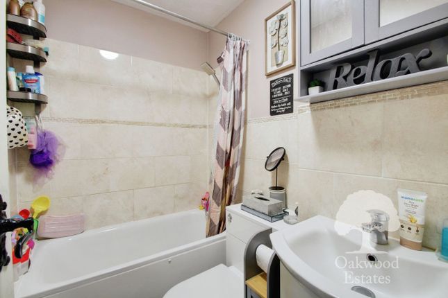 5, The Heathers, Cranford Avenue, Stanwell photo 5
