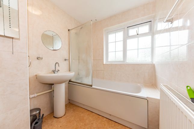 46, Sheridan Road, Camberley photo 4